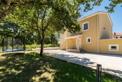 House 615 m², Svetvinčenat - pool and garden