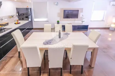 Kuća 615 m², Svetvinčenat - bazen i okućnica - 6