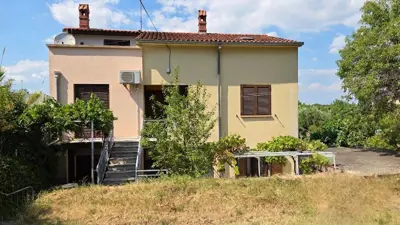 Pula, samostojeća kuća na tri etaže, prilika!