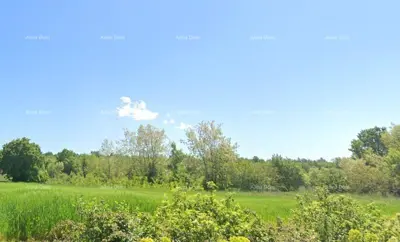 TINJAN – Građevinsko zemljište 898 m² s građevinskom dozvolom i plaćenim doprinosima!