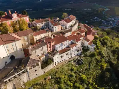 Steinhaus in Motovun, historische Altstadt und privater Innenhof