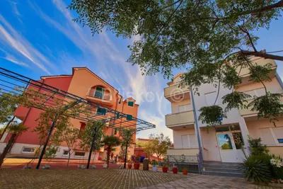 Dva apartmanska objekta, Vodice, mirna lokacija blizu mora