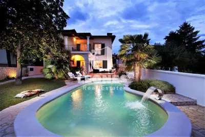 Villa 480 m², Umag - first row to the sea and pool - 2