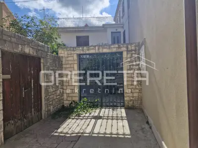 Kuća u centru Vele Luke, zajednički dvor i blizina mora