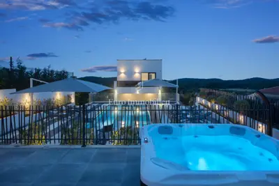 Exklusive Villa mit Pool und Tennisplatz - 20