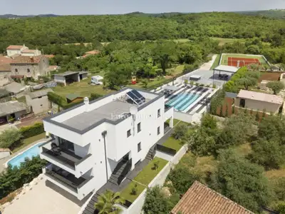Exklusive Villa mit Pool und Tennisplatz - 19