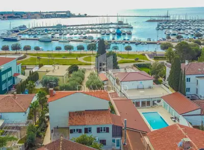 Kuća 243 m², Umag - 1. red do mora