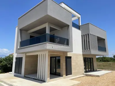 House for sale in Zaton, 200 m²