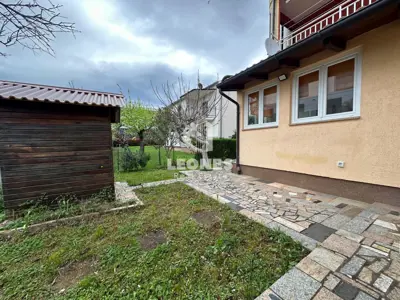Stan u Novigradu, prizemlje s vrtom i 600 m od mora