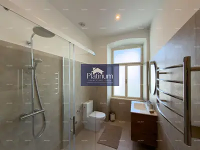 Stan 93 m², Pula Centar - 2 spavaće sobe, terasa - 6