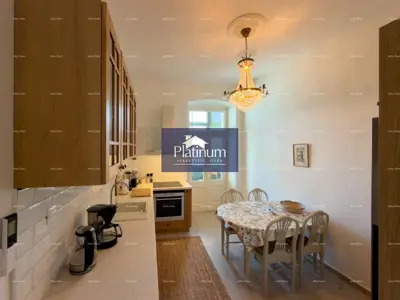 Stan 93 m², Pula Centar - 2 spavaće sobe, terasa - 3