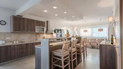 Resort 1.630 m², Debeljak kraj Sukošana - 8 kuća s bazenima - 16