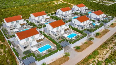 Resort 1.630 m², Debeljak kraj Sukošana - 8 kuća s bazenima - 2