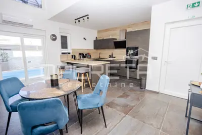 Kuća 150 m², Vodice - centar, bazen i krovna terasa - 11