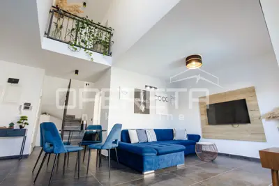 Kuća 150 m², Vodice - centar, bazen i krovna terasa