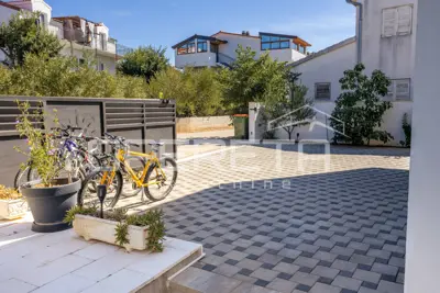 Kuća 150 m², Vodice - centar, bazen i krovna terasa - 20
