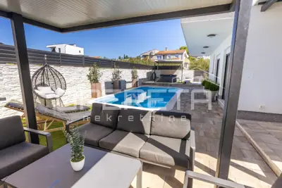 Kuća 150 m², Vodice - centar, bazen i krovna terasa - 19