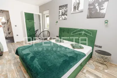 Kuća 150 m², Vodice - centar, bazen i krovna terasa - 16