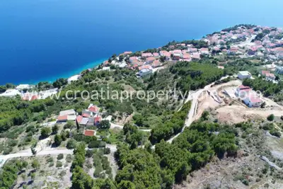Građevinsko zemljište 1.857 m², Omiš - ravno i pogodno za gradnju