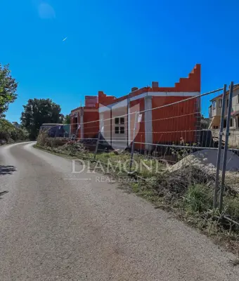 Kuća 244 m², Šišan - dvije stambene jedinice i bazen - 8