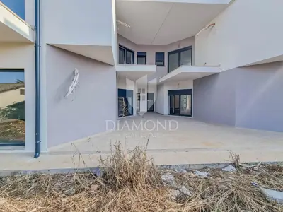 Stan 62 m², Umag - 2 sobe, terasa i garaža - 4