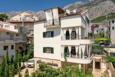 Kuća 513 m², Makarska - centar, 2 stana i garaža