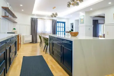 Kuća 513 m², Makarska - centar, 2 stana i garaža - 5