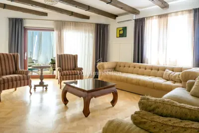 Kuća 513 m², Makarska - centar, 2 stana i garaža - 9