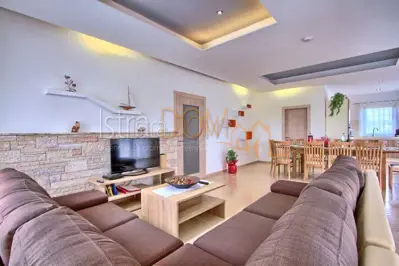 *Vila sa bazenom na većoj okučnici* - 12