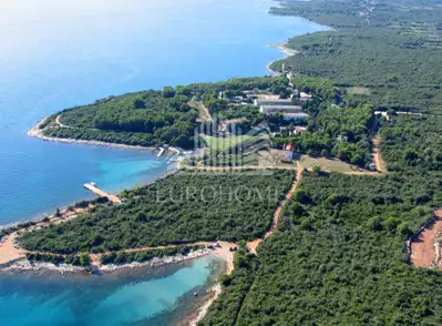 Zemljište 25.000 m², Ugljan - uz more i mediteransko raslinje