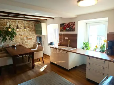 Svetvinčenat – obnovljena istarska kuća u nizu s dvorištem - 11