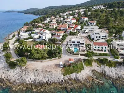 Doppelhaus, Šolta, 50 m vom Meer und überdachte Terrasse