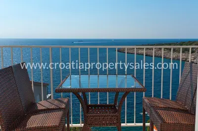 Villa 211 m², Rogoznica, 30 m vom Meer und Meerblick