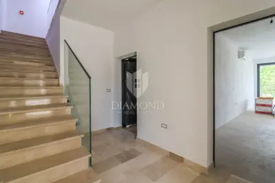 Rovinj, okolica, novi moderan stan sa vrtom