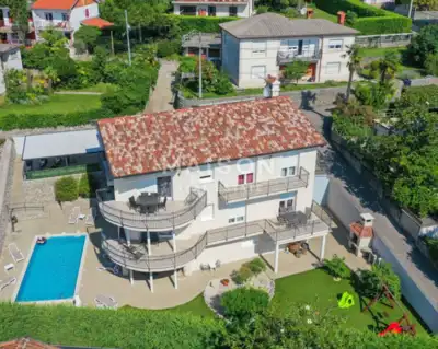 Opatija, Ika - Großzügige mediterrane Villa mit Pool und Garagen