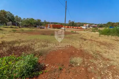 Građevinsko zemljište 341 m², Pula - projekt 4 stana - 2