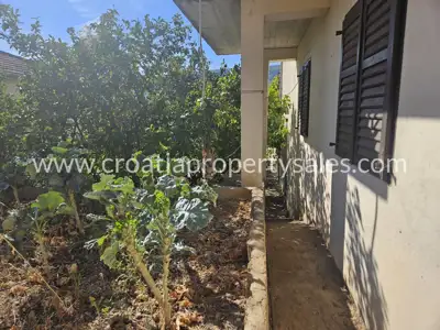 House 320 m², island Hvar - quiet location and yard - 16