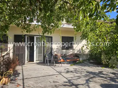 House 320 m², island Hvar - quiet location and yard - 4