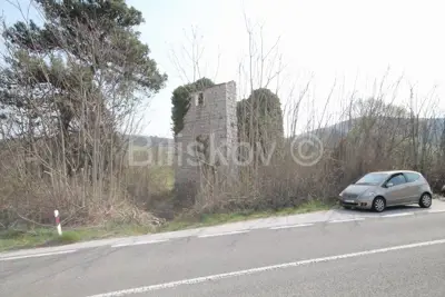 Prapatnica, zemljište s kamenim objektima 2,5 ha.