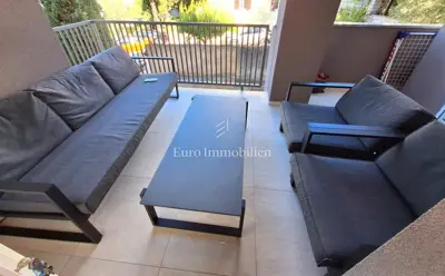 Apartman 100 m od mora i centra Malinske, dvije spavaće sobe