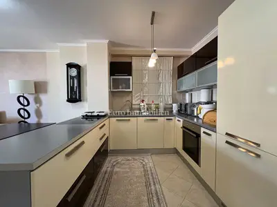 Stan 68 m², centar Makarske, pogled na more - 6