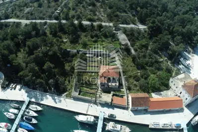 Baugrundstück 944 m², Milna na Braču, 50 m vom Meer