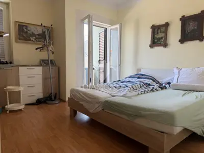 Stan 57 m², centar Labina - 2 spavaće sobe i terasa - 5