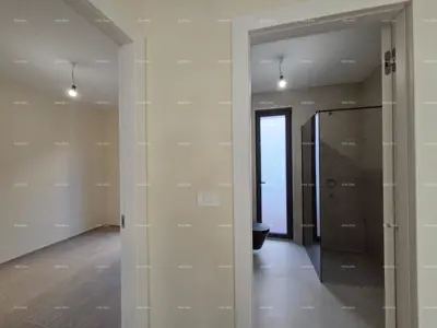 Dvosoban stan s velikim vrtom 100 metara do rive. - 22