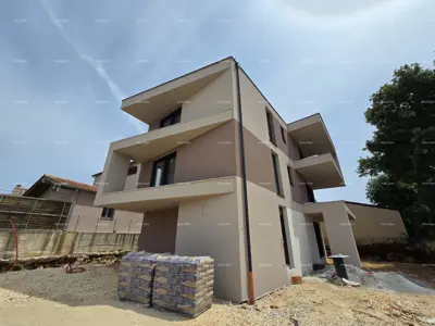 Dvosoban stan s velikim vrtom 100 metara do rive.