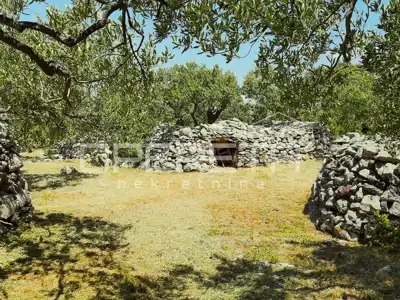 Zemljište 4.834 m², Splitska - blizu mora i centra