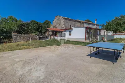 Istrian estate with several stone houses and great investment potential - 10