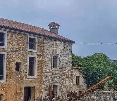 Istrian estate with several stone houses and great investment potential - 2
