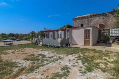 Istrian estate with several stone houses and great investment potential - 9