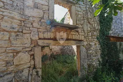 Istrian estate with several stone houses and great investment potential - 6
